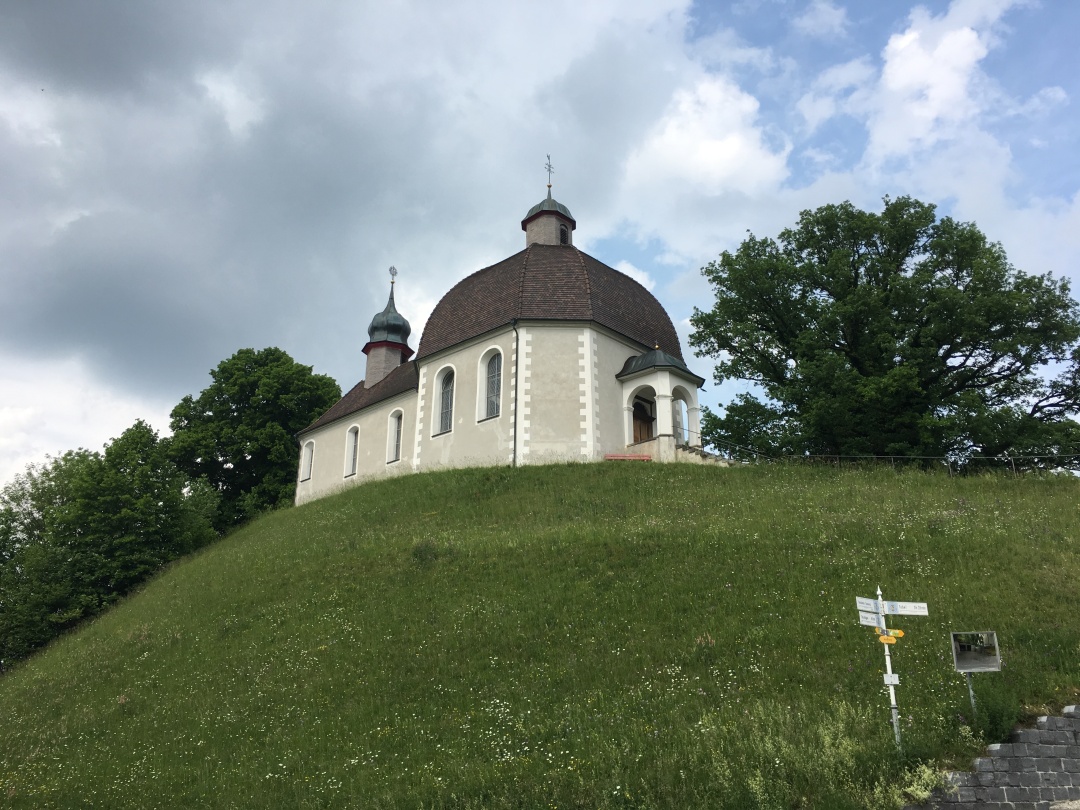 IMG_9234zaubernde kleine Kapelle auf einem Hügel