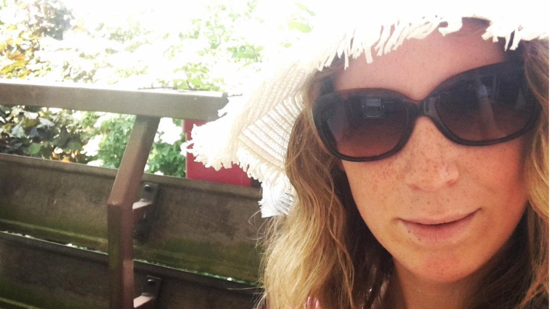 Lizzi mit weißem Hut und Sonnenbrille - Nahaufnahme. 