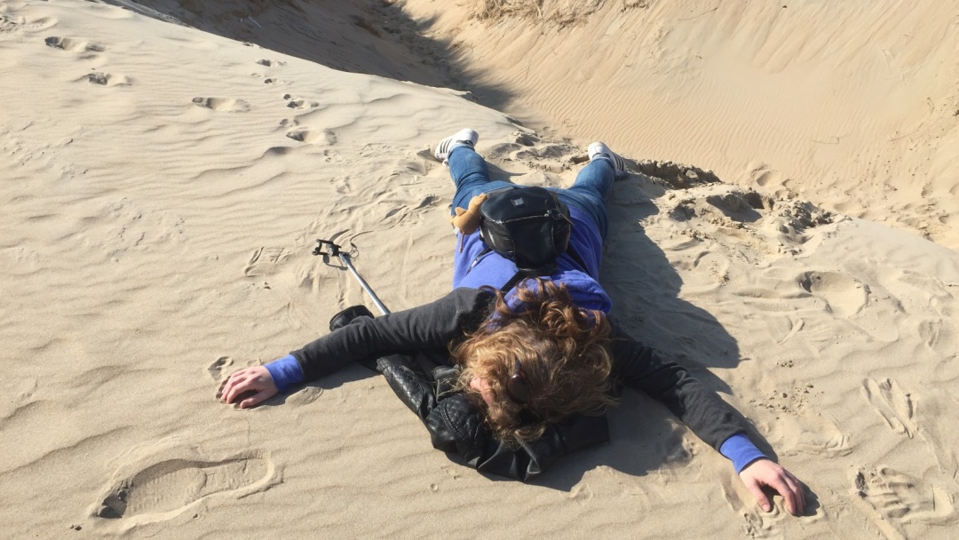 Lizzi liegt im Sand - Gesicht nach unten